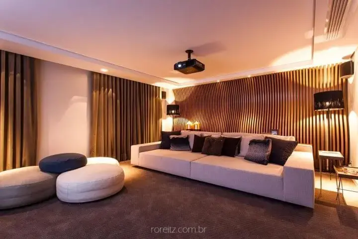 Sala de estar com sofá e puff redondo grande branco Projeto de Marchetti Bonetti