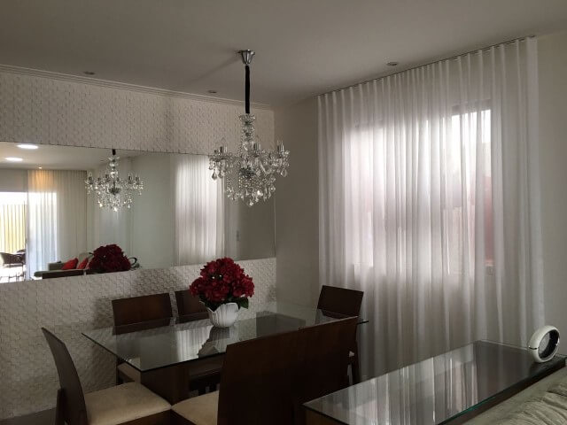 Sala de jantar com parede de drywall com textura e espelho Projeto de Tereza Gonzalez