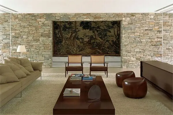 Salas modernas com tapeçaria e parede de pedra