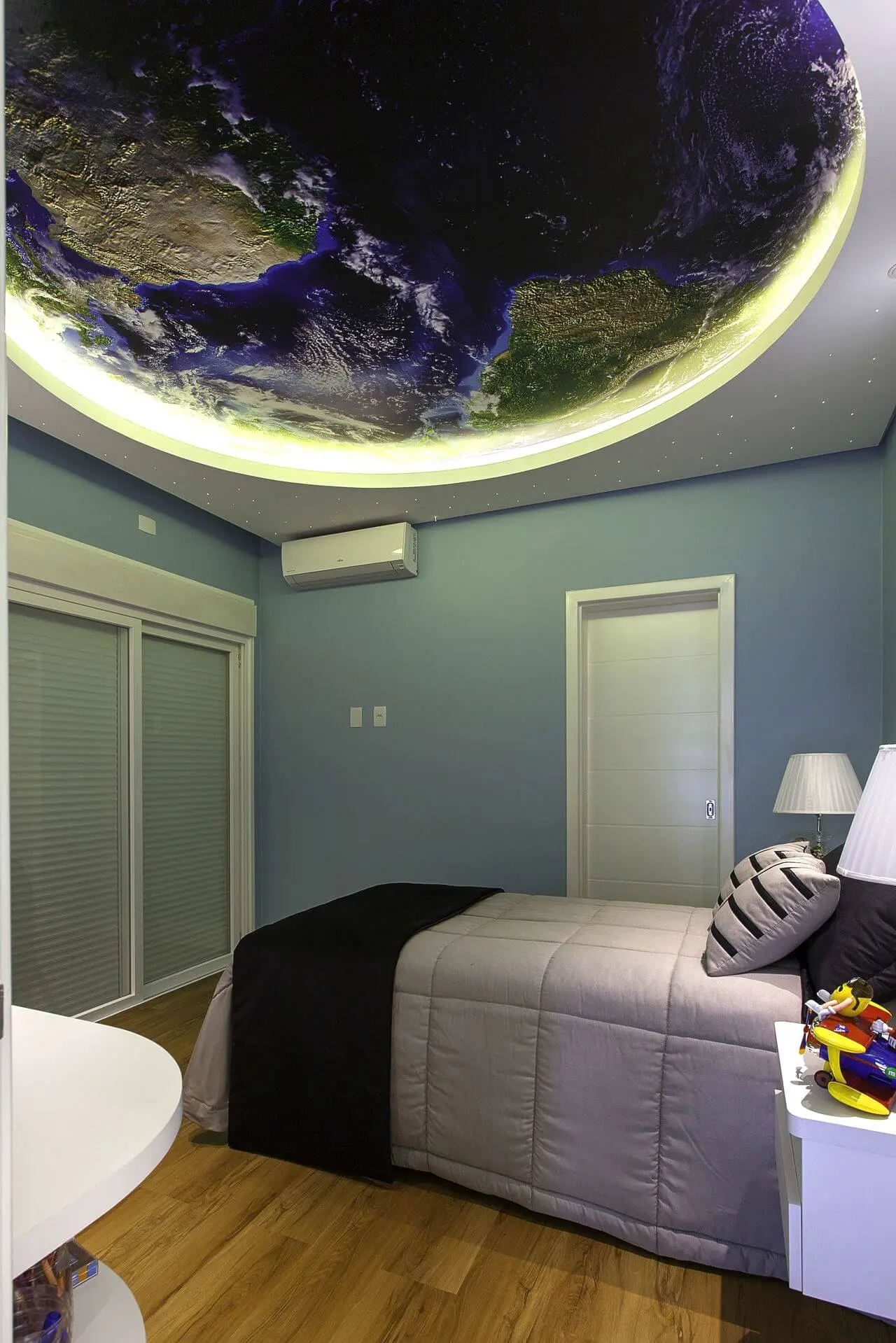 Sanca de gesso com papel de parede do globo traz um efeito espetacular para o dormitório