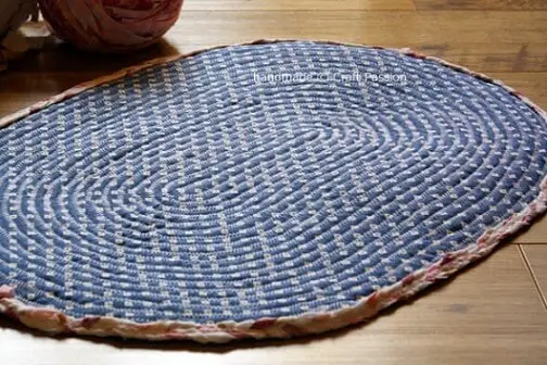 Tapete de crochê oval azul