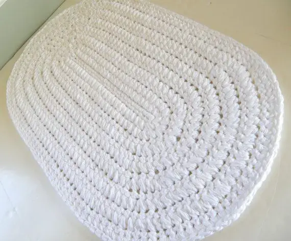 Tapete de crochê oval branco