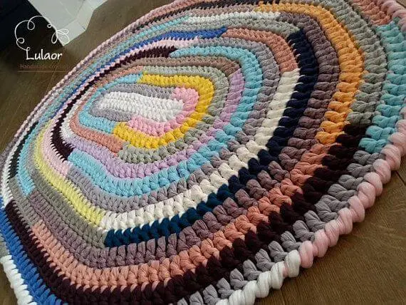 Tapete de crochê oval colorido com várias cores