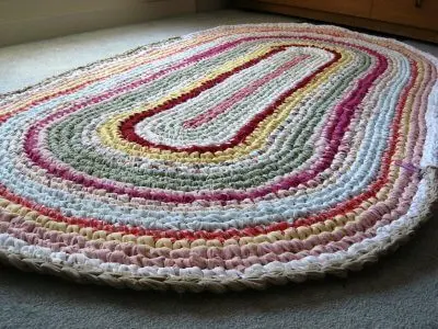 Tapete de crochê oval colorido