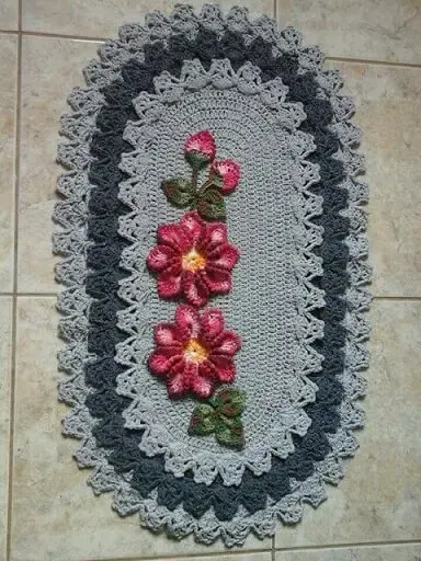 Tapete de crochê oval com duas flores rosas