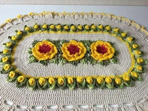 Tapete de crochê oval com flores amarelas