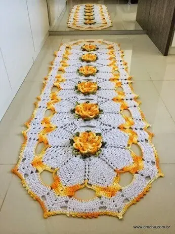 Tapete de crochê oval com flores amarelas