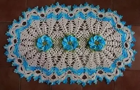 Tapete de crochê oval com flores azuis
