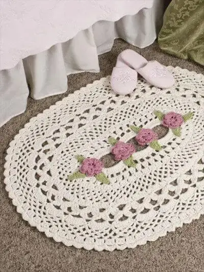 Tapete de crochê oval com flores no centro