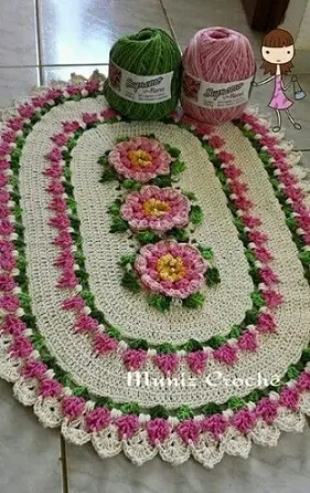 Tapete de crochê oval com flores rosas claras