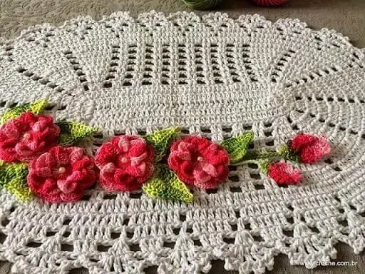 Tapete de crochê oval com flores rosas com botão de pérola