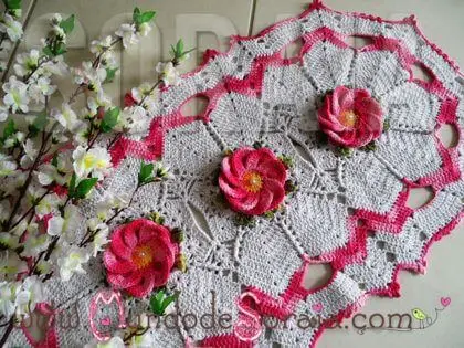 Tapete de crochê oval com flores rosas
