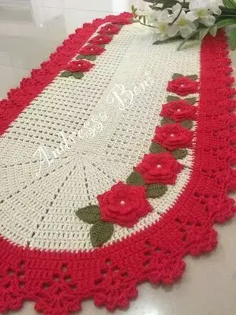 Tapete de crochê oval com flores vermelhas