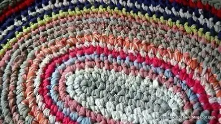 Tapete de crochê oval com várias cores