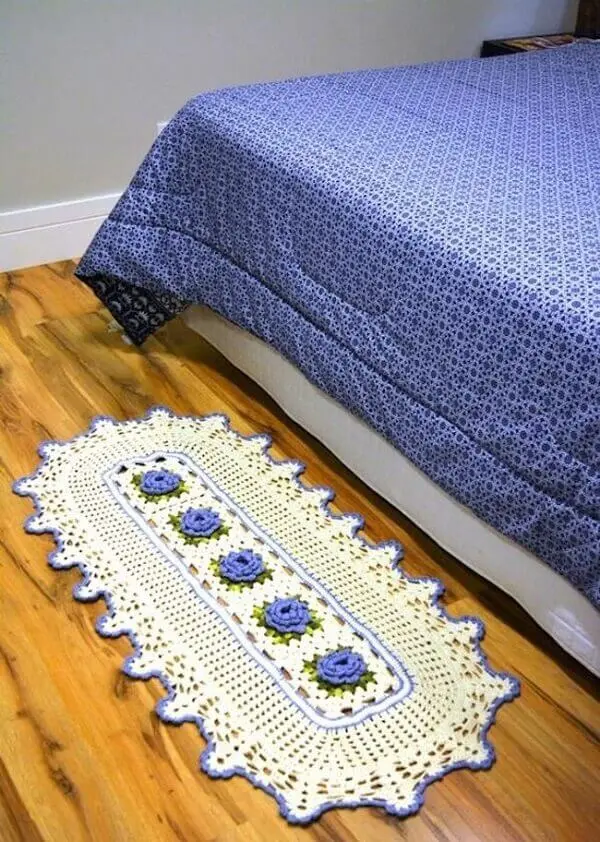 Tapete de crochê oval combinando com a estampa da roupa de cama