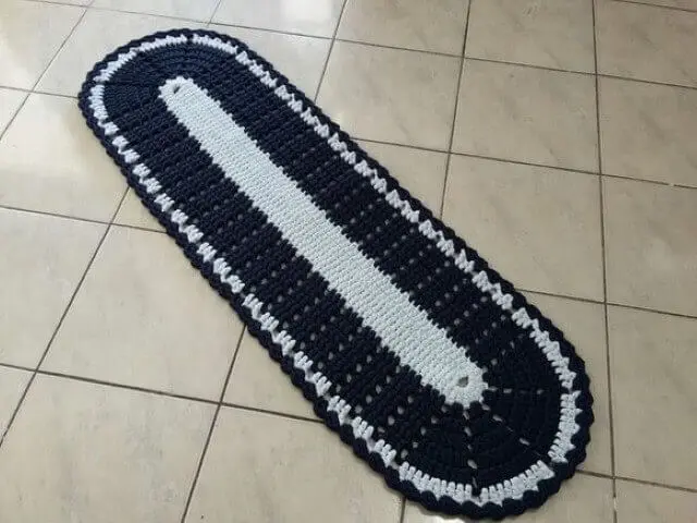 Tapete de crochê oval longo preto e branco