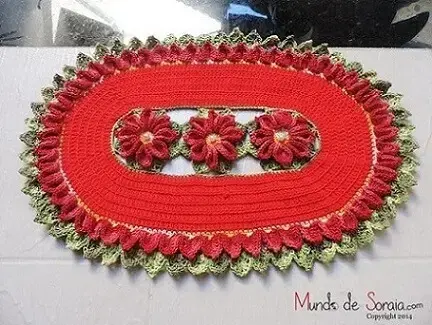 Tapete de crochê oval vermelho com flores