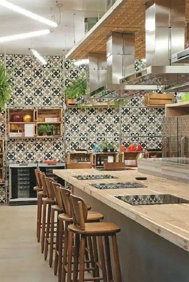 azulejo para cozinha ampla com móveis de madeira e detalhes em inox Foto Casa com Moda