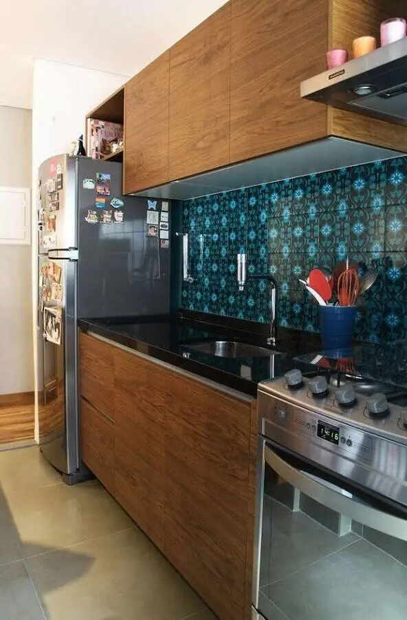 azulejo para cozinha com armários de madeira Foto Assetproject