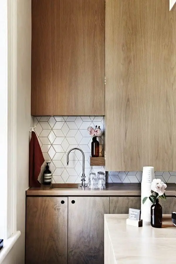 azulejo para cozinha com armários de madeira Foto Assetproject