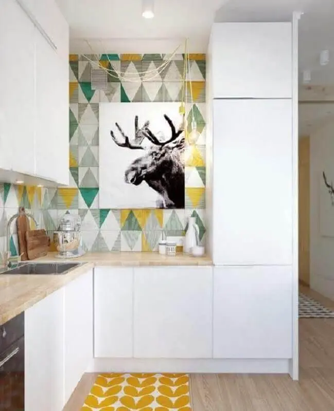 azulejo para cozinha decorada com bancada de madeira e móveis planejados brancos Foto MyHome