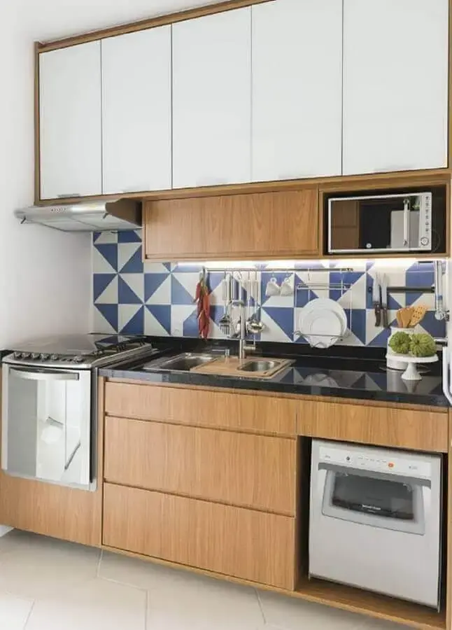 azulejo para cozinha pequena com armários de madeira Foto Estúdio URBHA