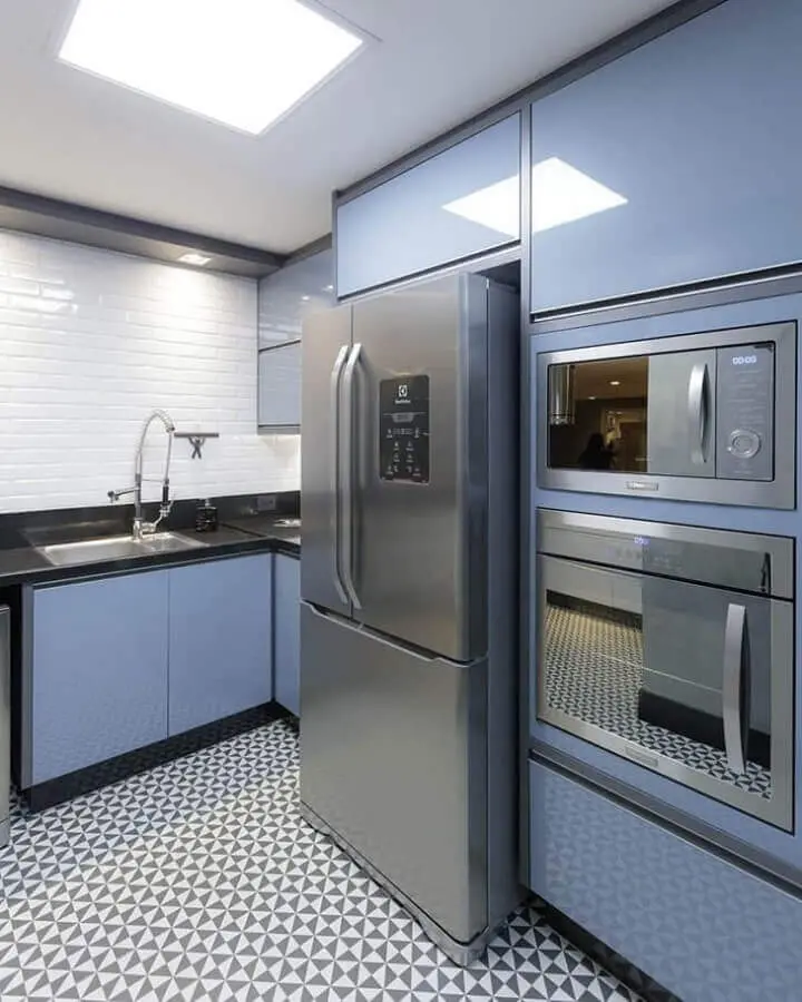 azulejo para cozinha planejada com armários azuis Foto Cynthia Rolnik