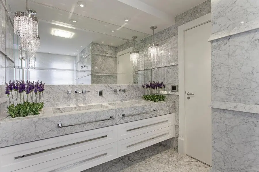 banheiro sofisticado todo branco com mármore carrara