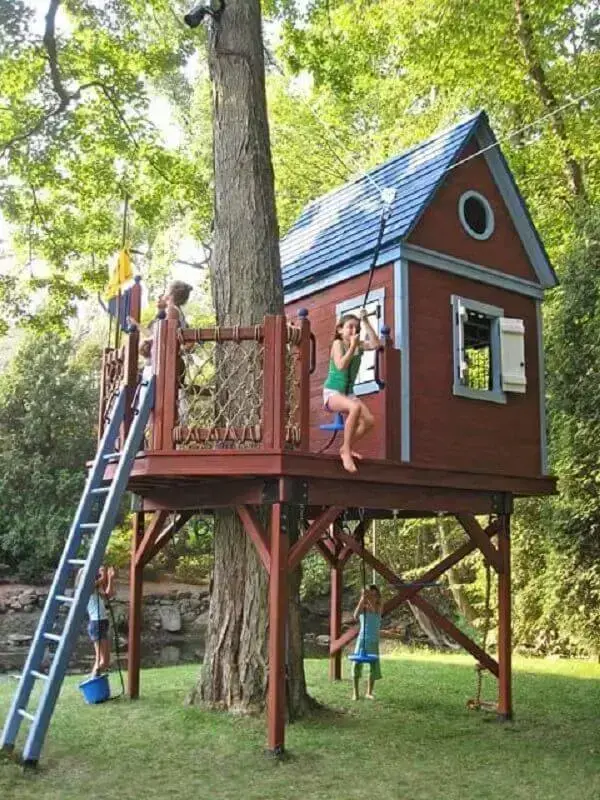 As crianças amam brincar na casa na árvore