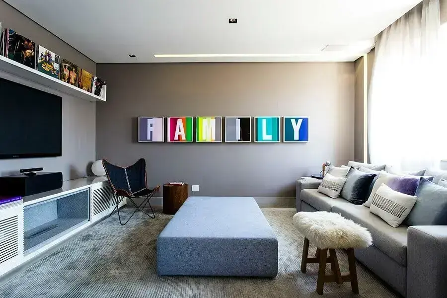 combinação de cores para sala com quadros coloridos Foto DecorSalteado