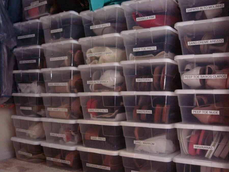 como organizar sapatos no guarda roupa usando caixas organizadoras