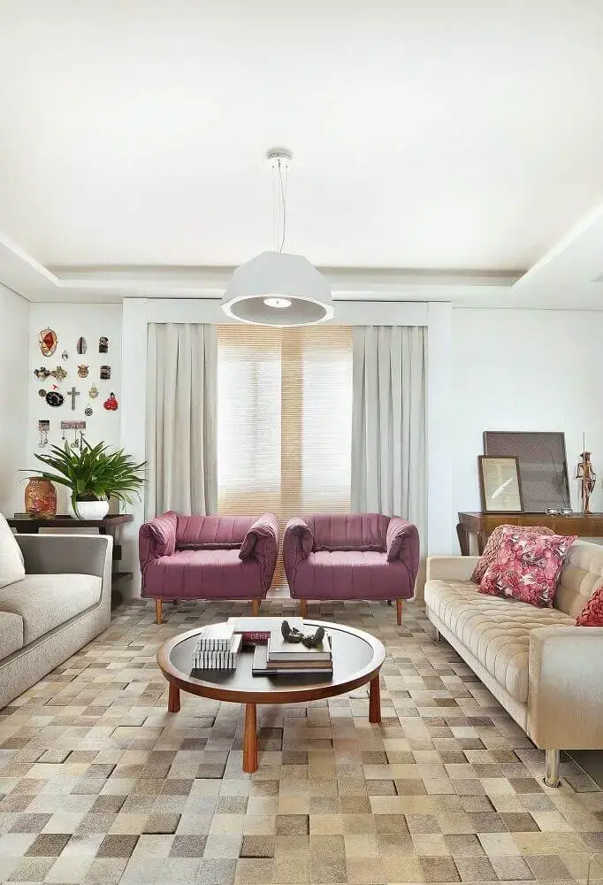 cor bege claro para decoração de sala com tapete quadriculado e poltronas lilás