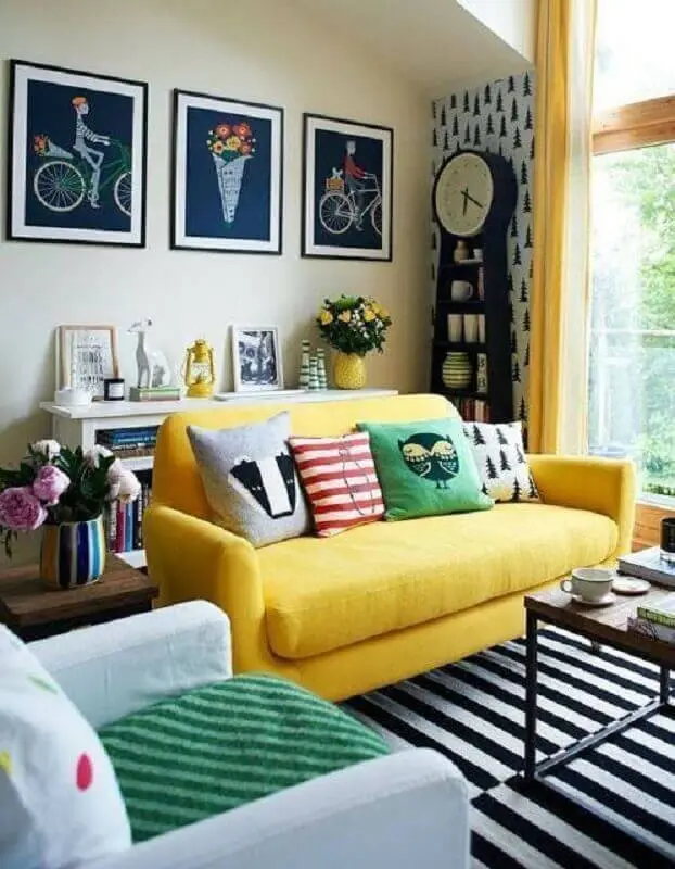 cores de parede para sala com sofá amarelo e tapete preto e branco Foto Brit + Co
