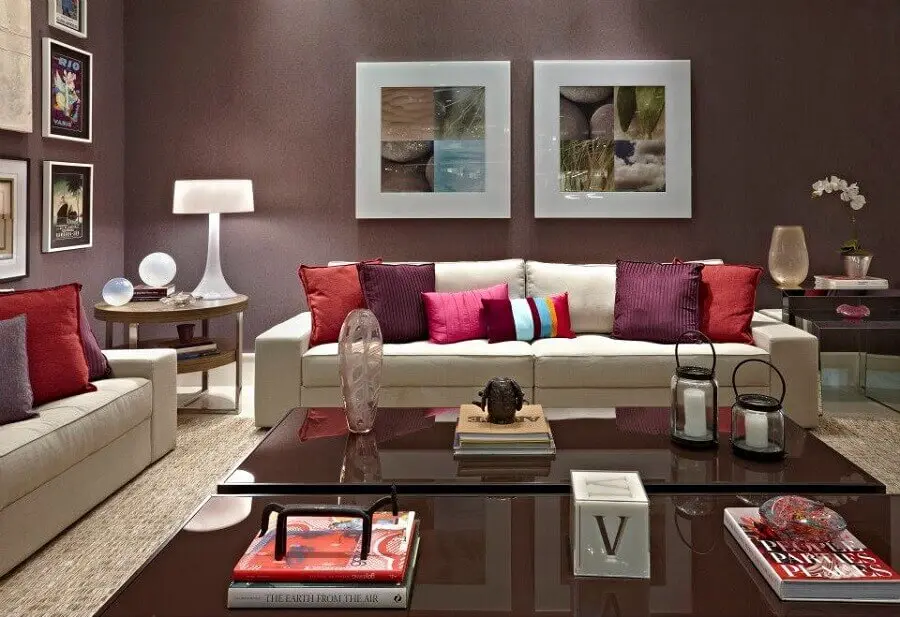 cores de tintas para sala com várias almofadas e quadros na parede Foto Architectural Design