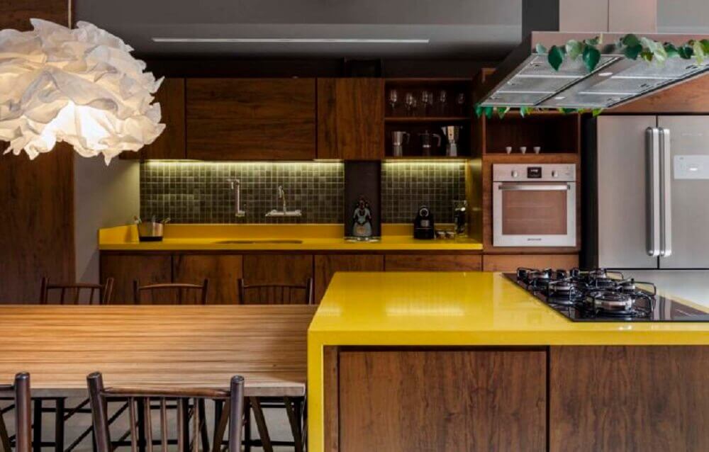 cozinha decorada em tons de amarelo e madeira com nichos decorativos para cozinha