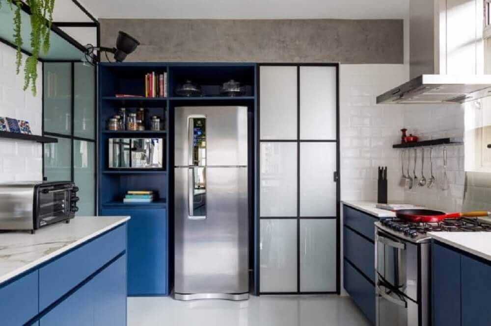 cozinha planejada em tons de cinza e azul com nichos para cozinha embutidos