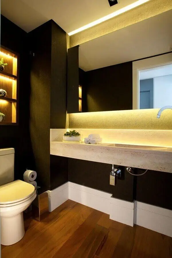 decoração banheiro com paredes pretas piso de madeira e bancada em mármore travertino - Foto Liliana Zenaro