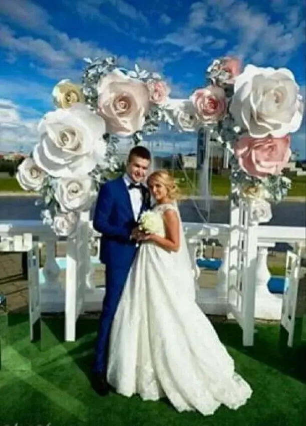 decoração casamento painel com flores de papel