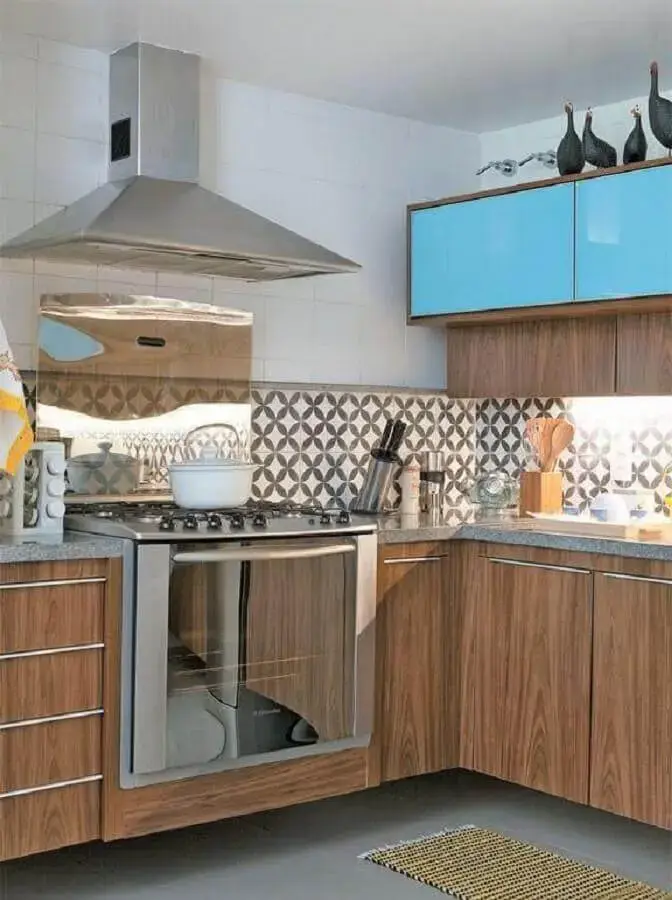 decoração com azulejo para cozinha planejada com armários de madeira Foto Fresh Design Pedia