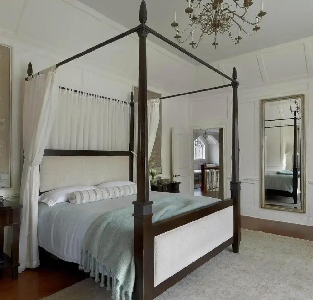 decoração com cama com dossel e espelho de parede para quarto