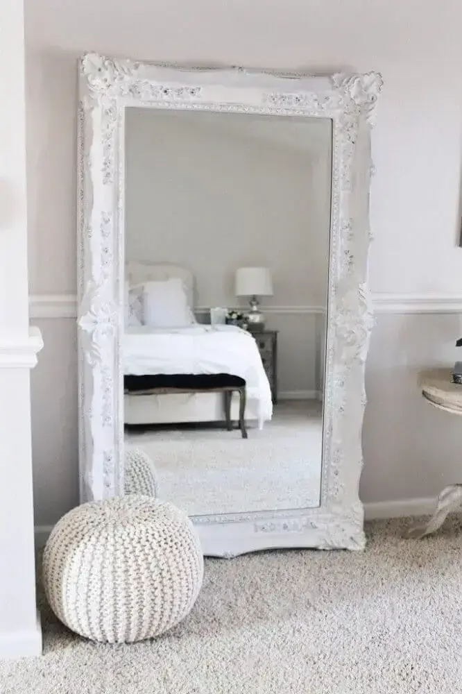 decoração com espelho grande para quarto com moldura branca e clássica