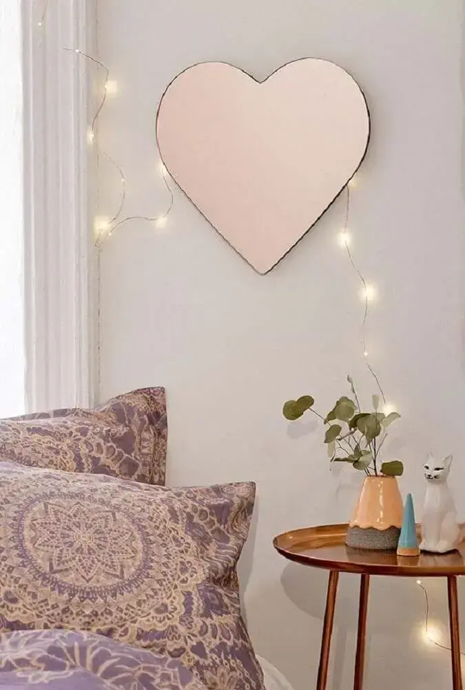 decoração com espelhos decorativos para quarto em formato de coração