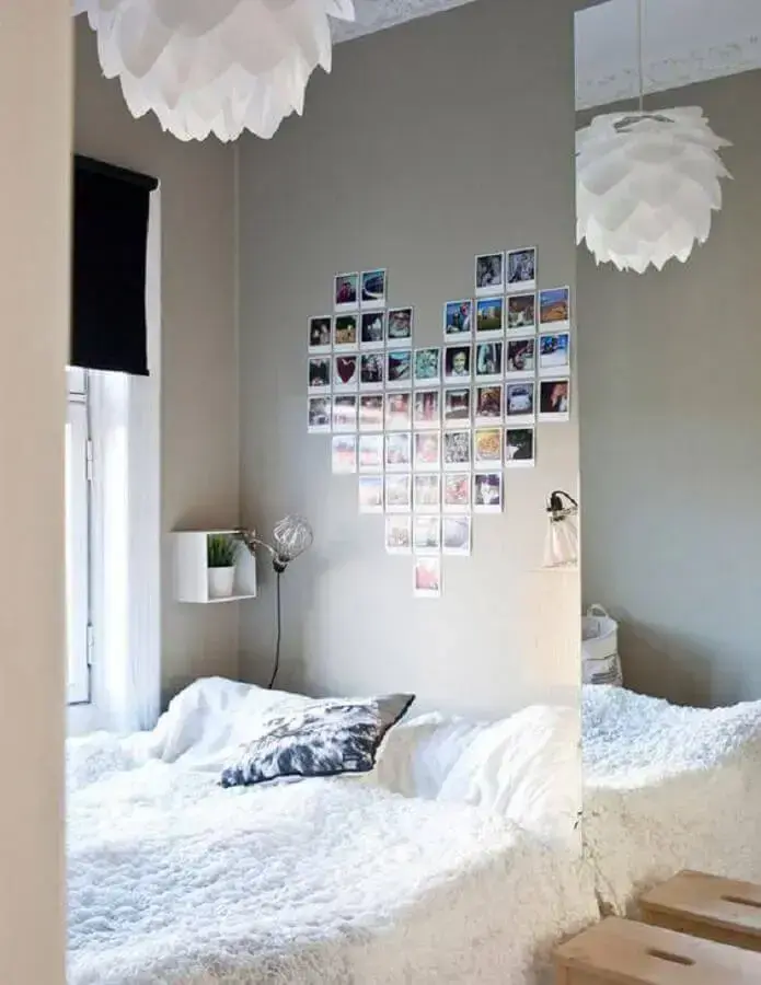 decoração com mural de fotos para quarto em formato de coração