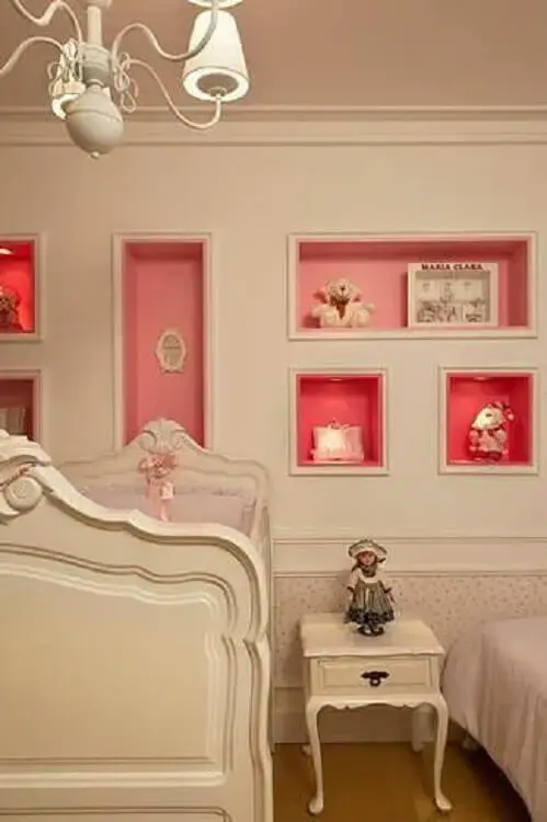 decoração com nicho para quarto de bebê pintados de rosa no fundo