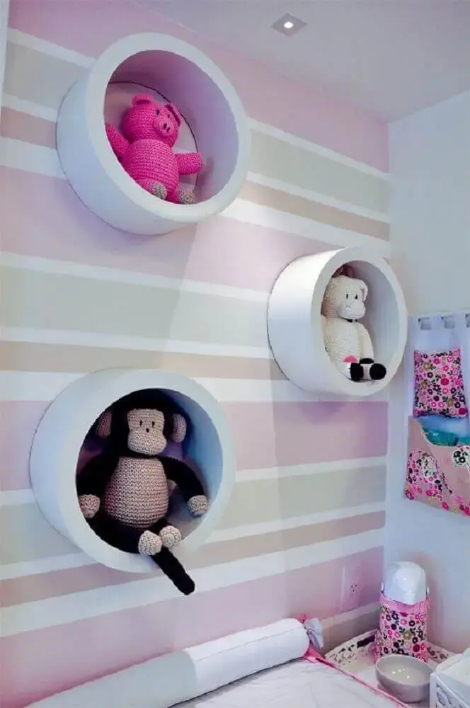 nicho redondo para quarto de bebê feminino com papel de parede listrado