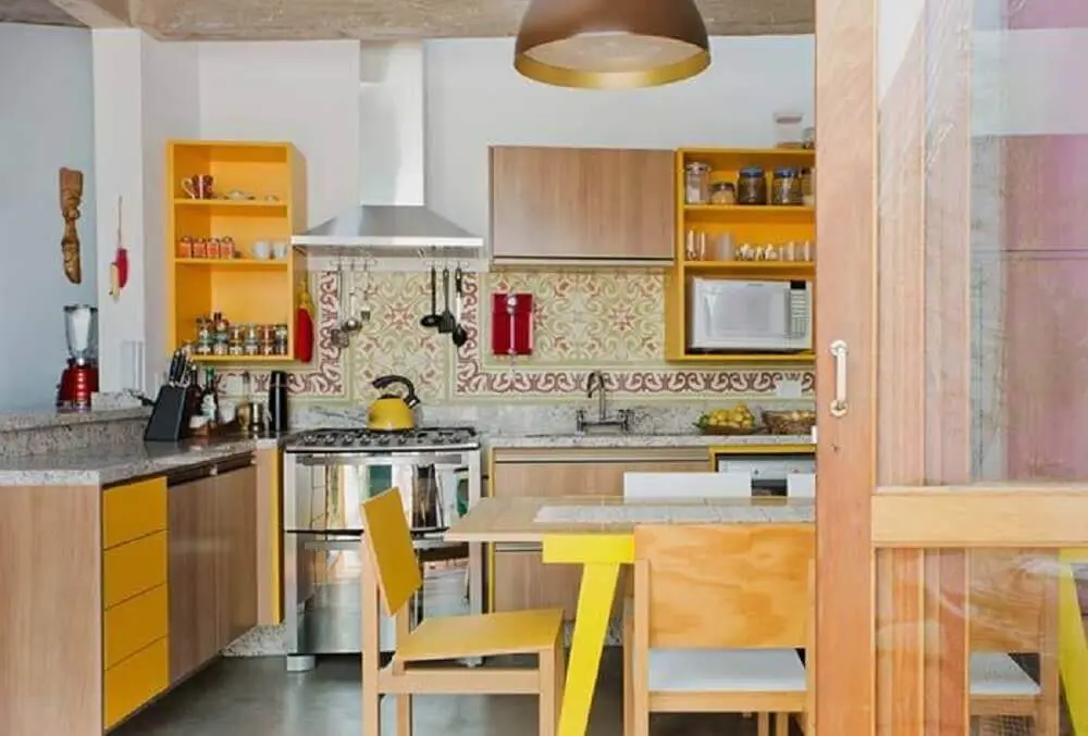 decoração com nichos amarelos para cozinha simples