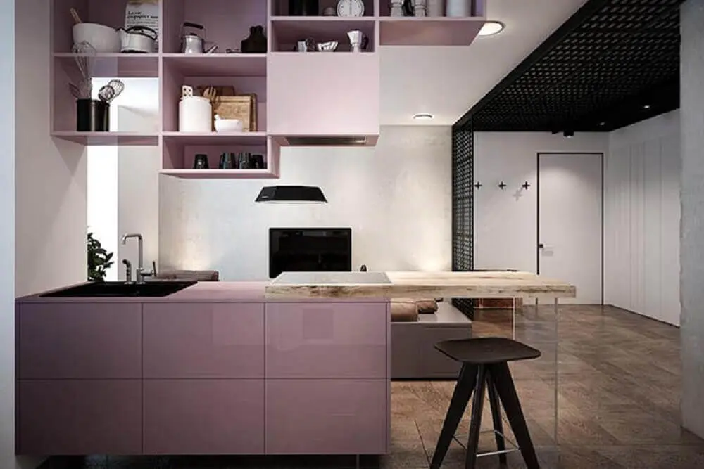 decoração com nichos para cozinha americana em tons de lilás
