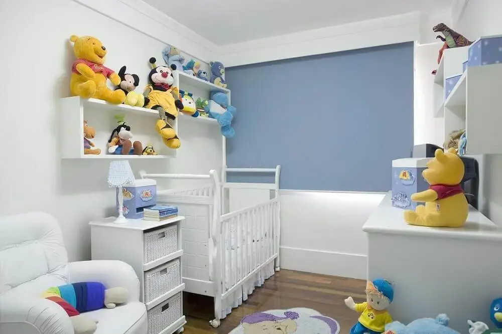 decoração com nichos para quarto de bebê branco e azul