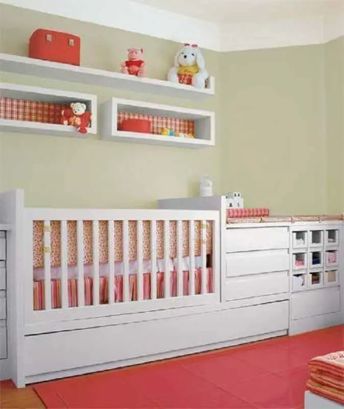 decoração com nichos para quarto de bebê com papel de xadrez no fundo