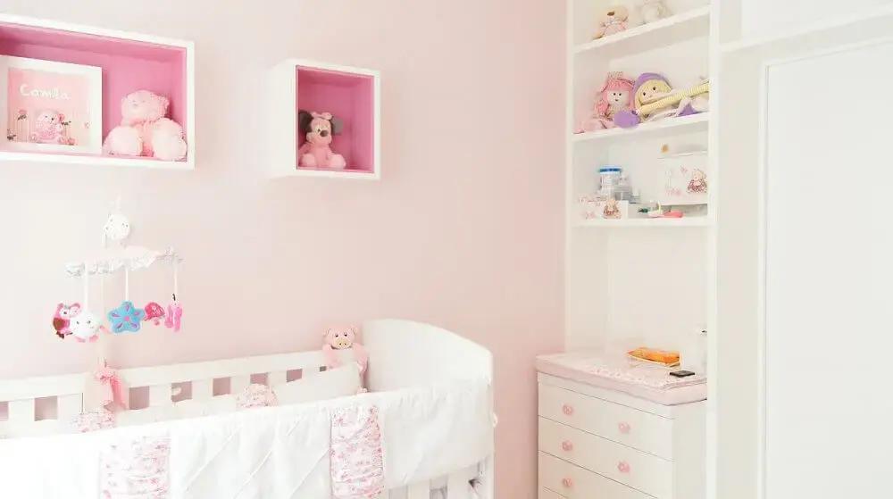 decoração com nichos para quarto de bebê pintados de rosa por dentro